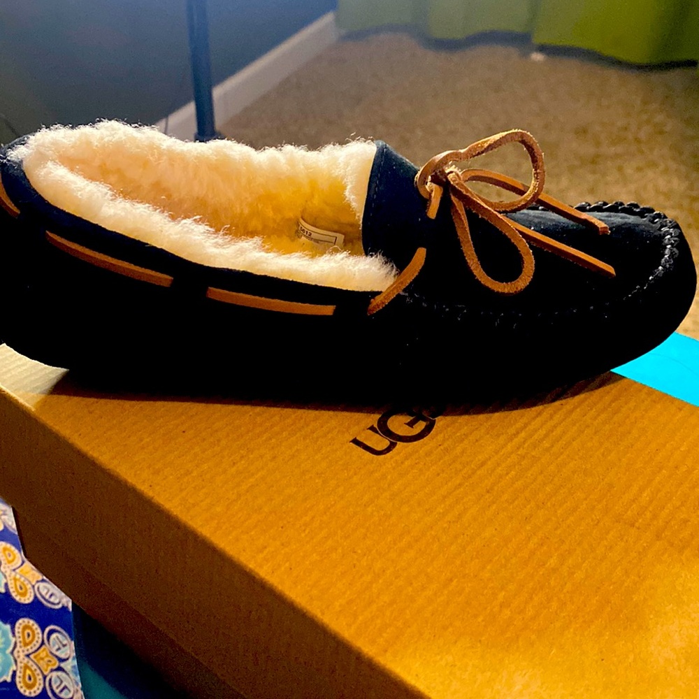 UGG Dakota slippers black women’s size 6 NWT